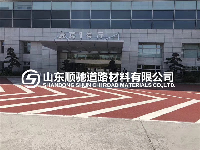 危險區域轉彎處鋪設紅色陶瓷顆粒防滑路面